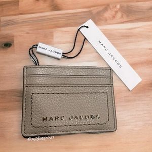 Marc Jacobs Logo Pebbled Leather Card Case Greige BRAND NEW